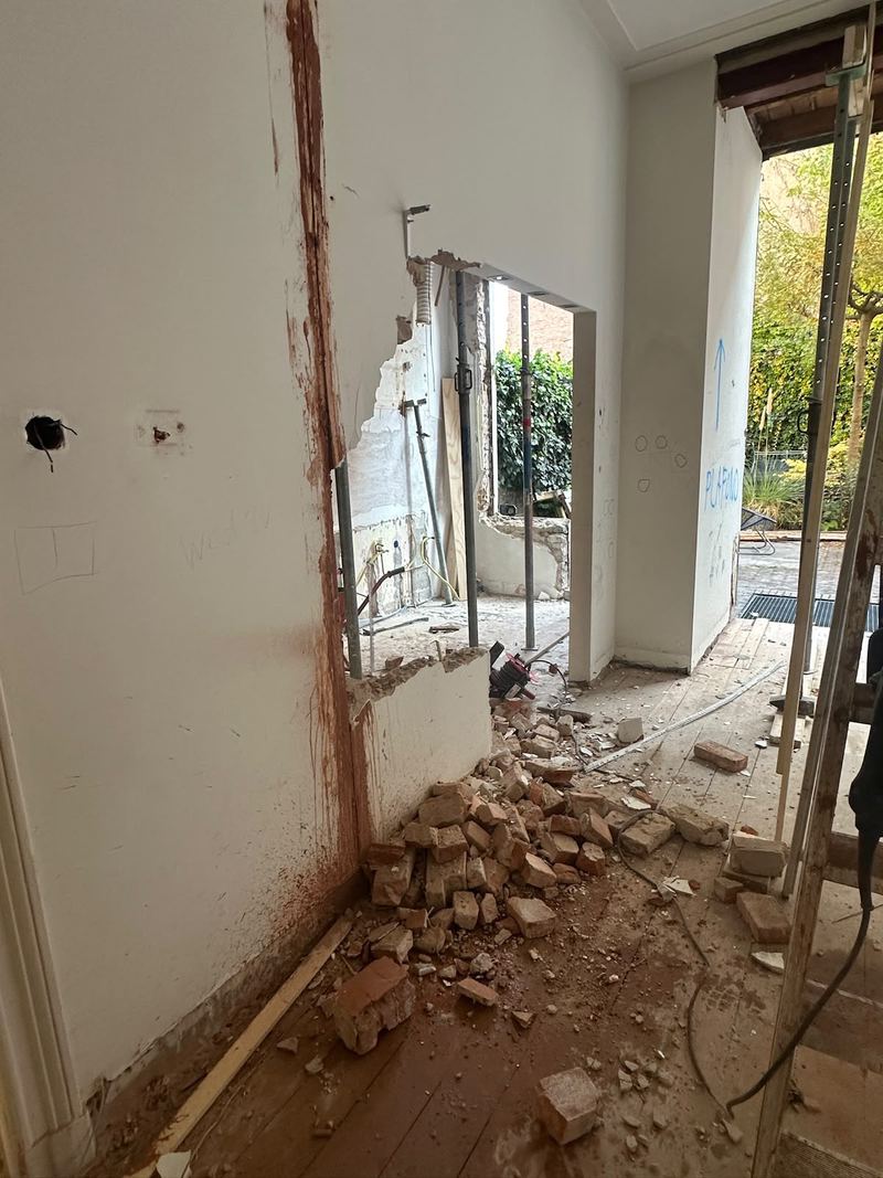 Doorbraak in een binnenmuur met stempels