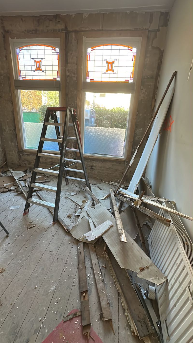 Gestripte kamer met glas-in-loodramen en trap